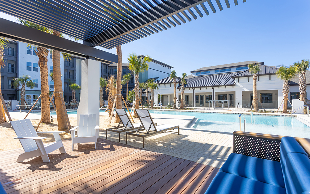 Calirosa pool area